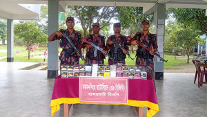 হালুয়াঘাট সীমান্তে ৪৮ লাখ টাকার মোবাইল ডিসপ্লে জব্দ