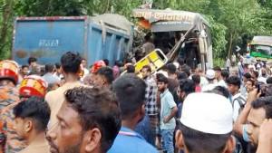 চাঁদপুরে বাস ও বালুবাহী ট্রাকের সংঘর্ষে নিহত ৩