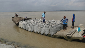 জিও ব্যাগ কেটে বালু চুরি, সেই ব্যাগেই ভরে ফের বিক্রি