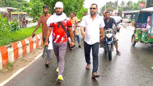 মাথায় কাফনের কাপড় বেঁধে অস্ত্র হাতে সাবেক ছাত্রদল নেতার মহড়া