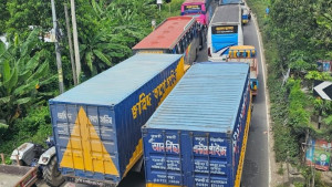 ঢাকা-চট্টগ্রাম মহাসড়কে ৫০ কিলোমিটার যানজট, অ্যাম্বুলেন্সে রোগীর মৃত্যু