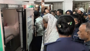 ১২ ঘণ্টার প্যারোলে মুক্তি, স্বামীর মরদেহ দেখতে বাসায় দীপু মনি
