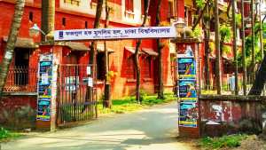 শিক্ষার্থীকে নির্যাতনের অভিযোগ, সেই প্রভোস্টকে তালাবদ্ধ করলেন ডাকসু নেতারা