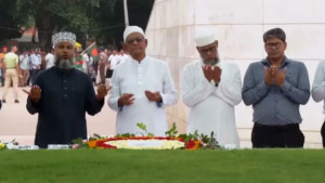 শপথের আগে জিয়াউর রহমান-খালেদা জিয়ার কবরে শ্রদ্ধা জানালেন মির্জা ফখরুল