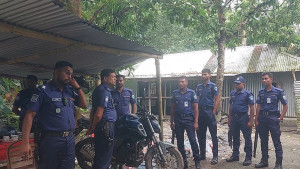নিরাপত্তা উদ্বেগে পরিবারের সদস্যরা, বাড়িতে অতিরিক্ত পুলিশ