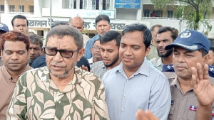 স্বাস্থ্যমন্ত্রীর আকস্মিক হাসপাতাল পরিদর্শন, দীর্ঘদিন অনুপস্থিত নার্সকে বদলির নির্দেশ