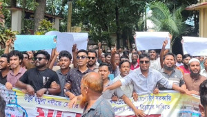 ঘাটাইলে ওষুধকাণ্ডে স্থানীয়দের বিক্ষোভ, ট্রাকচালকের মুক্তির দাবি
