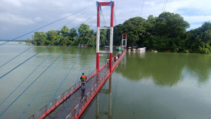 রাঙামাটির ঝুলন্ত সেতু পানিতে তলিয়ে গেছে, চলাচল বন্ধ