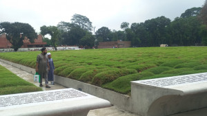প্রতীকী কবরের  কাছে থমকে যায় পা