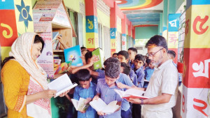 শিক্ষার্থীদের ‘কুঁড়েঘর পাঠাগার’
