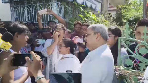 পুলিশ হেফাজতে মৃত কর্মীর বাড়িতে মমতা, তারপরই উত্তপ্ত ২৪ পরগণা 