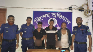 মান্দায় তিন ভুয়া ডিবি পুলিশ গ্রেপ্তার, হ্যান্ডকাফ ও স্বর্ণালংকার উদ্ধার