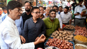 নিত্যপণ্যের বাজার পর্যবেক্ষণে একসঙ্গে তিন মন্ত্রী 
