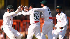 স্মিথকে ফেরালেন মিরাজ, ম্যাচের নিয়ন্ত্রণ বাংলাদেশের