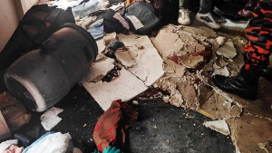 লাইটার জ্বালাতেই পুরো ঘরে ছড়িয়ে পড়ে আগুন, শিশুসহ দগ্ধ ৩