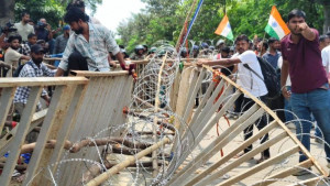 ‘এটা কি বাংলাদেশ সীমান্ত’: ঝাড়খণ্ডে শিক্ষার্থীদের থামাতে কাঁটাতারের ব্যারিকেড