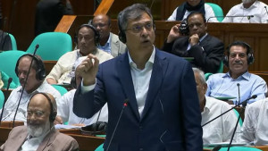 স্বরাষ্ট্রমন্ত্রীর বক্তব্য ঘিরে হট্টগোল, সংসদের ভবিষ্যৎ নিয়ে চিন্তিত স্পিকার
