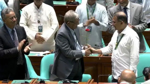 নবনির্বাচিত রাষ্ট্রপতিকে লাল গোলাপ দিয়ে শুভেচ্ছা জানালেন প্রধানমন্ত্রী