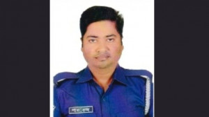 চাকায় হাওয়া দেওয়ার সময় পুলিশের গাড়ির ওপর ট্রাক উল্টে কনস্টেবল নিহত