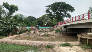 ৯০ ব্রিজ-কালভার্টের মুখ বন্ধ করে পুকুর, বাড়ি