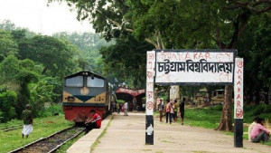 পাঁচ ঘণ্টা পর স্বাভাবিক চবির শাটল ট্রেন চলাচল