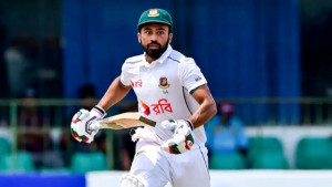 স্টার্কের বলে ফিরলেন সাদমান, ভাঙল ওপেনিং জুটি