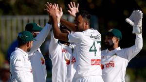 স্টার্ককে ফিরিয়ে ৬ উইকেট শরিফুলের