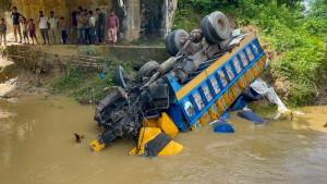 মৌলভীবাজারে ব্রিজের রেলিং ভেঙে ট্রাক খাদে, চালক নিহত