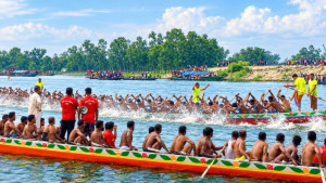বৈঠার টানে নৌকা বাইচ, ফুলজোড় নদীতে ১৮ পানসি