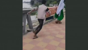 স্কুলছাত্রীকে লাথি মারার ভিডিও ভাইরাল, ভুক্তভোগীকে টিসি দেওয়ার অভিযোগ