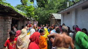 চারঘাটে বিদ্যুৎস্পৃষ্টে প্রাণ গেল শ্বশুর-পুত্রবধূর