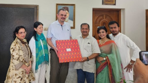 তথ্যমন্ত্রীর গ্রামের বাড়িতে ইলিশ ও রসমালাইয়ের স্বাদে মুগ্ধ মার্কিন রাষ্ট্রদূত