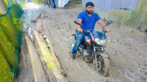 টানা বৃষ্টিতে ৪১৯ কিমি কাঁচা  সড়কে থমকে যায় জীবন