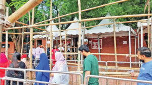 উপচে পড়ছে দর্শনার্থী, শৃঙ্খলা ফেরানোর চেষ্টা