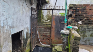 নিজের বাড়িতেই বন্দি বৃদ্ধ দম্পতি, ৮ বছর ধরে মই বেয়ে যাতায়াত