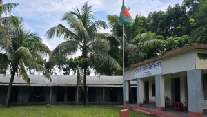 ১০ শিক্ষকের বিদ্যালয়ে শিক্ষার্থী ৯, পাস করলেন ১ জন