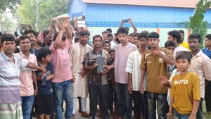 ঈশ্বরদীতে লোডশেডিংয়ে অতিষ্ঠ গ্রামবাসী, মিটার রিডারকে আটকে বিক্ষোভ