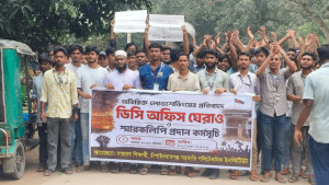 চাঁপাইনবাবগঞ্জে লোডশেডিং বন্ধের দাবিতে শিক্ষার্থীদের বিক্ষোভ