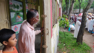 বন্ধু কামাল হোসেনের জানাজায় প্রদীপ সরকার, চোখের জলে শেষ বিদায়