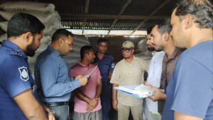 অবৈধভাবে সাড়ে ১৩ হাজার কেজি সার মজুদ, ২০ হাজার টাকা জরিমানা