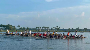 সালথায় নৌকা বাইচে মাতল হাজারো মানুষ