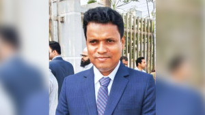 আলো ছড়াতে গিয়ে শঙ্কায় কলেজ শিক্ষকের জীবন
