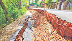 খালের পাশে সড়ক ধস, সংস্কার হয়নি তিন সপ্তাহেও