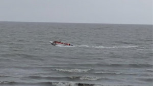 উত্তাল সাগরে মাঝপথে জ্বালানি শেষ, বন্ধ হয় যাত্রীবাহী স্পিডবোট