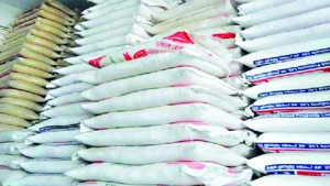 দোকানে গেলে নেই, বাড়তি টাকা দিলেই মেলে সার