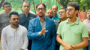অভিযোগকারীকে সঙ্গে নিয়ে মহসিন কলেজ মাঠ ঘুরলেন চসিক মেয়র 