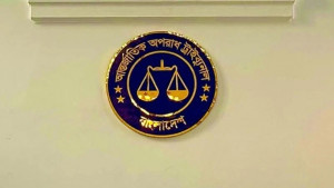 গলিত লাশটি হাত-পা বাঁধা অবস্থায় পেট কাটা ছিল