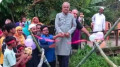 বরিশালে ফিতা কেটে বাঁশের সাঁকো উদ্বোধন করলেন বিএনপি নেতা
