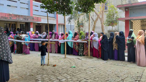 আড়াইহাজারে নারী ভোটারের ব্যাপক উপস্থিতি