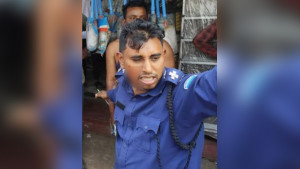 কাগজপত্র দেখতে চাওয়ায় ট্রাফিক সার্জেন্টকে মেরে রক্তাক্ত করলেন ট্রাকচালক